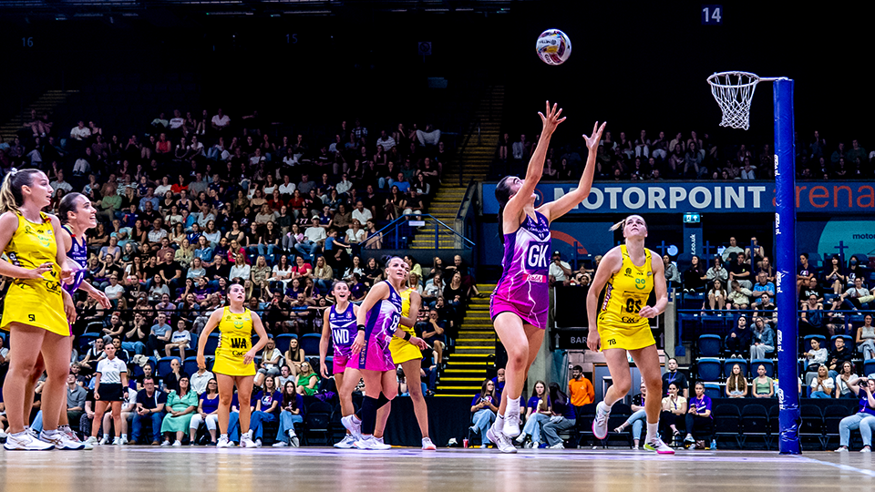 Lightning vs Manchester Thunder on court play