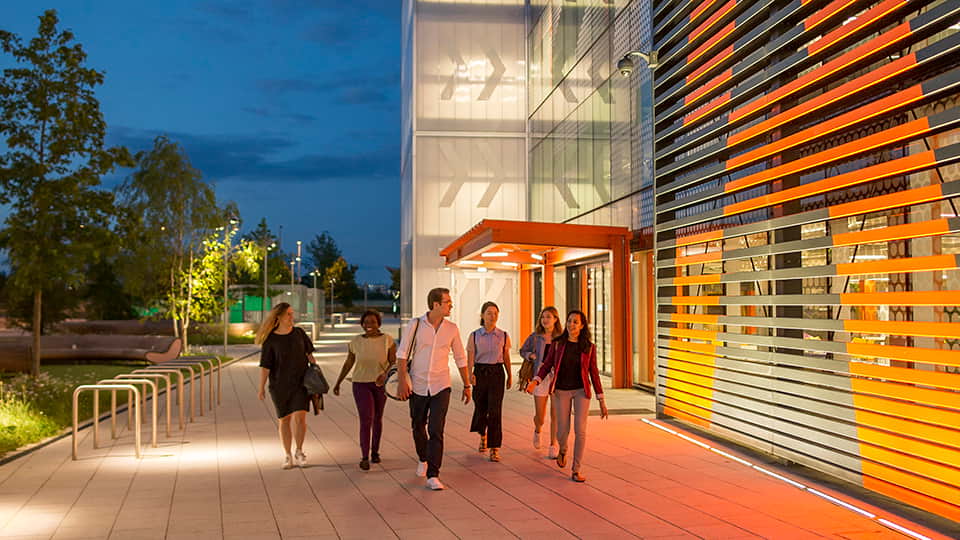 a group of people walking past 麻豆視頻_麻豆直播_麻豆传媒官网 London building at night
