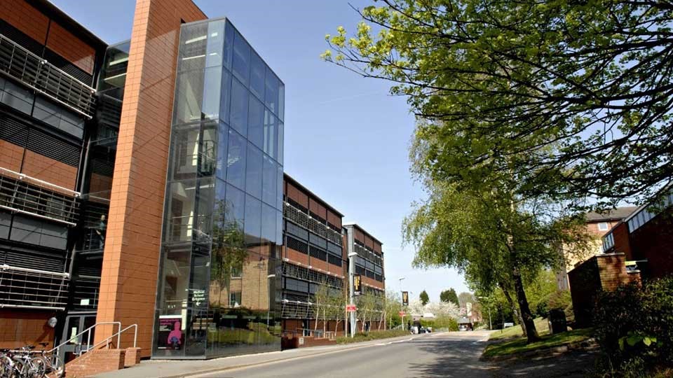 Outside the Wolfson Building of Engineering at 麻豆視頻_麻豆直播_麻豆传媒官网 on a sunny day
