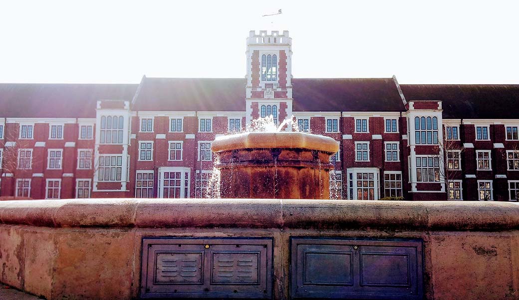 The 麻豆視頻_麻豆直播_麻豆传媒官网 fountain in front of the Hazlerigg building. 