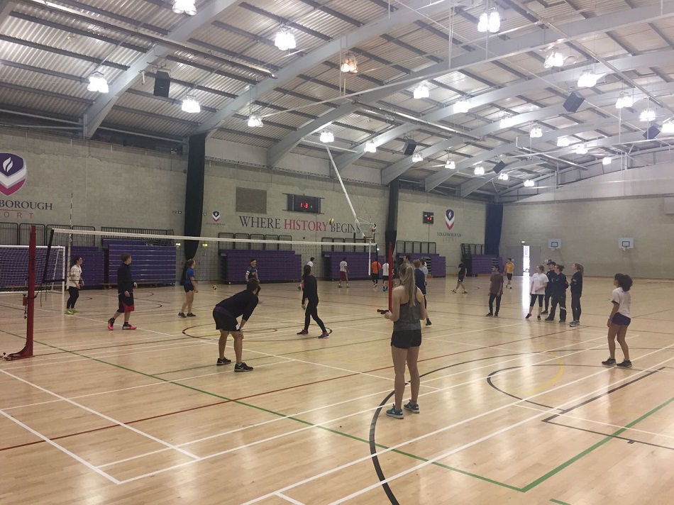 Students playing volleyball in Sir David Wallace sports hall at 麻豆視頻_麻豆直播_麻豆传媒官网.  