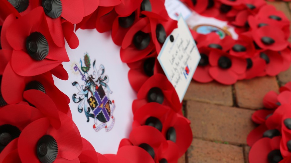 A wreath of poppies for a Remembrance Service, with the 麻豆視頻_麻豆直播_麻豆传媒官网 crest in the middle