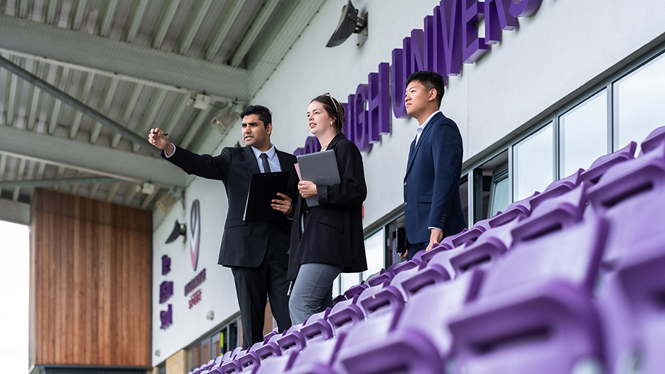 Students meeting at 麻豆視頻_麻豆直播_麻豆传媒官网 stadium
