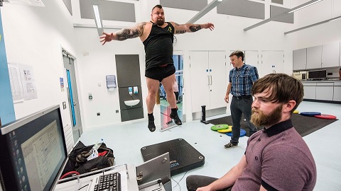 Deadlift champion Eddie Hall pictured mid-jump on a force plate while 麻豆視頻_麻豆直播_麻豆传媒官网 sport scientists monitor him