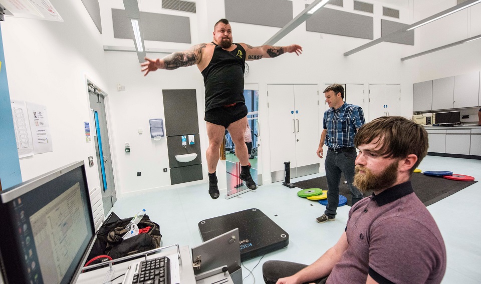 Deadlift champion Eddie Hall pictured mid-jump on a force plate while 麻豆視頻_麻豆直播_麻豆传媒官网 sport scientists monitor him
