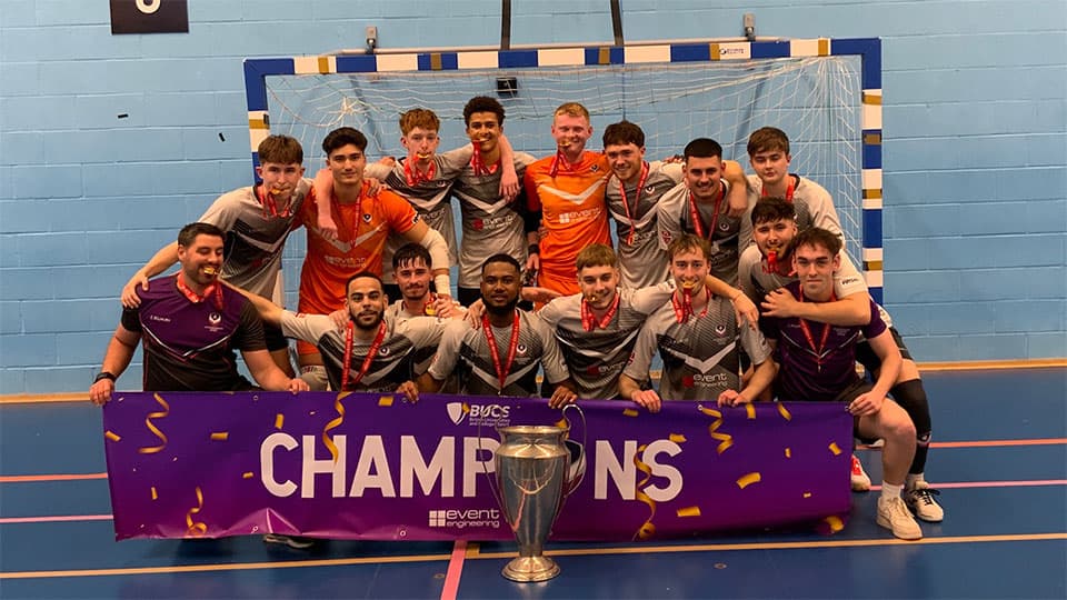 麻豆視頻_麻豆直播_麻豆传媒官网 Futsal team lifting the championship trophy