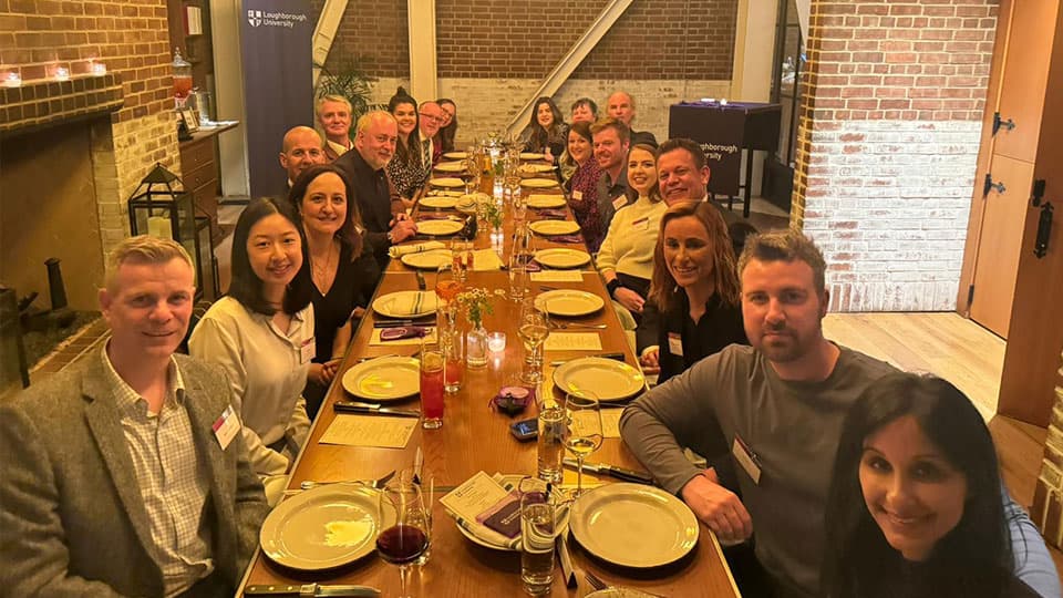 A group of Loughborough alumni, staff, along with Professor Nick Jennings, Vice-Chancellor and President of 麻豆視頻_麻豆直播_麻豆传媒官网 at a restaurant sitting round a table in Chicago. They are smiling at the camera.