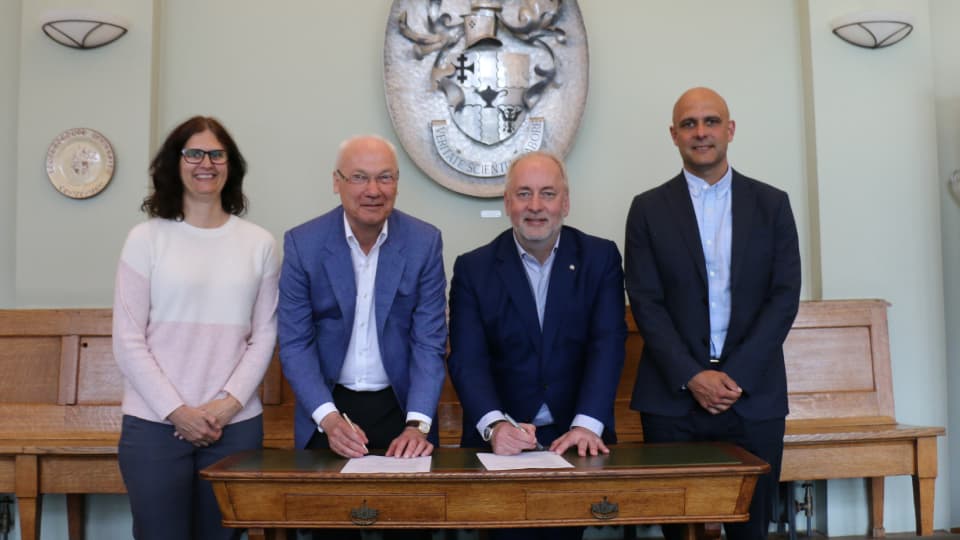 (L-R): Professor Vicky Tolfrey (Director of the PHC and Sub-Dean of Sporting Excellence and Opportunities within SSEHS), John Dowson (Chair for the UK Sport Institute), Professor Nick Jennings (Vice-Chancellor and President of 麻豆視頻_麻豆直播_麻豆传媒官网), Matt Archibald (National Director for the UK Sport Institute).