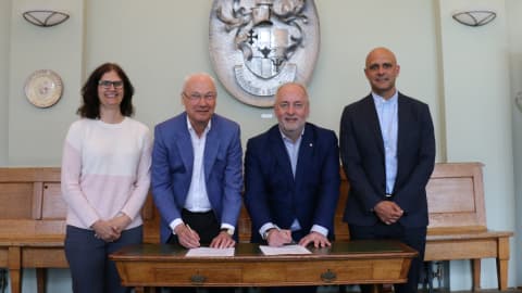 (L-R): Professor Vicky Tolfrey (Director of the PHC and Sub-Dean of Sporting Excellence and Opportunities within SSEHS), John Dowson (Chair for the UK Sport Institute), Professor Nick Jennings (Vice-Chancellor and President of 麻豆視頻_麻豆直播_麻豆传媒官网), Matt Archibald (National Director for the UK Sport Institute).
